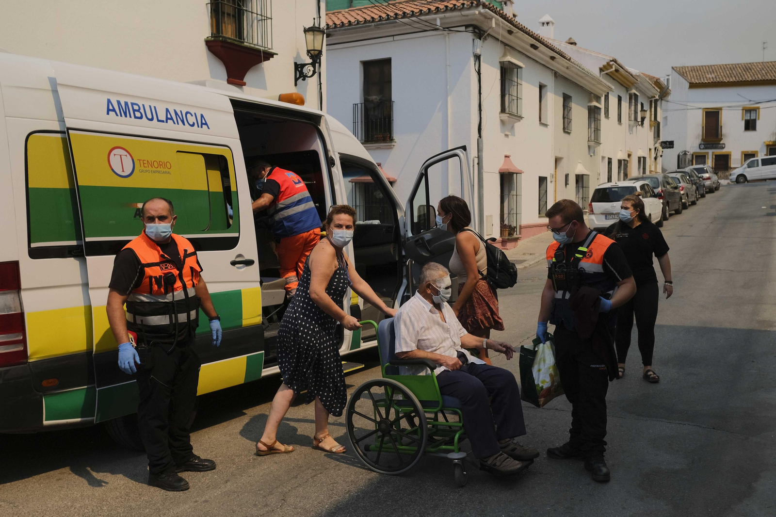 Personal de Protección Civil ayuda a los desalojados. Personal de Protección Civil ayuda a los desalojados.