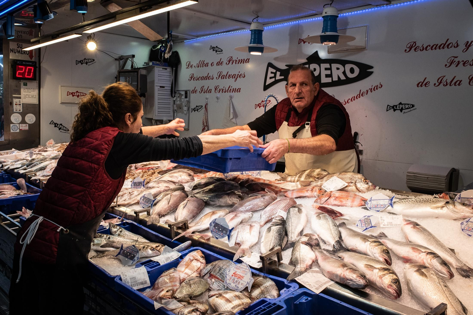 Las últimas compras en el Mercado del Carmen antes de Navidad, en imágenes