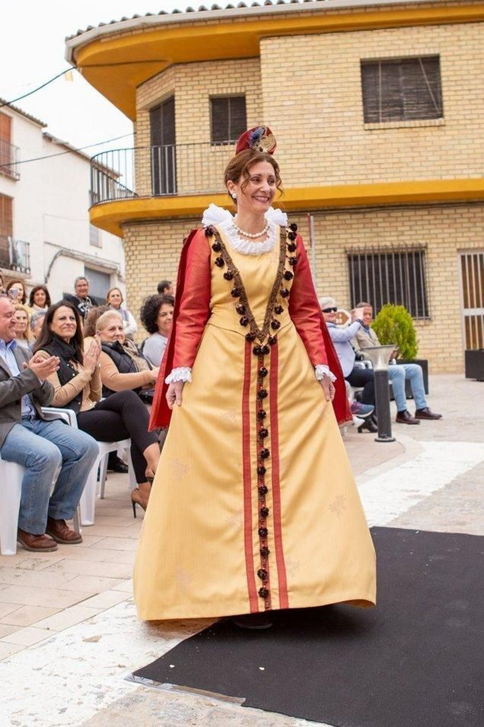 Desfile de los trajes renacentistas confeccionados por mujeres de Cazalilla.