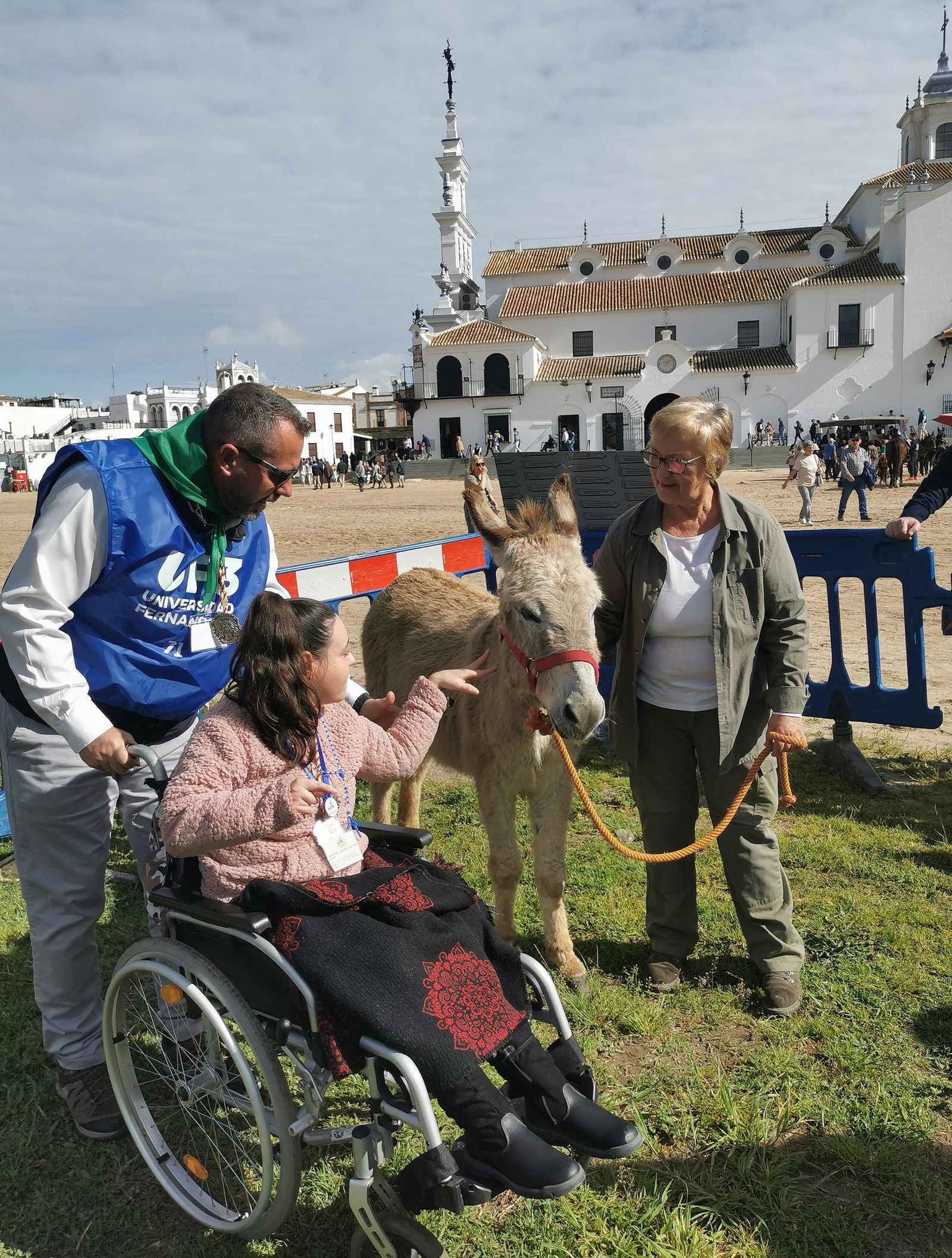 Terapia con burros en una nueva edición del Rocío sin barreras.