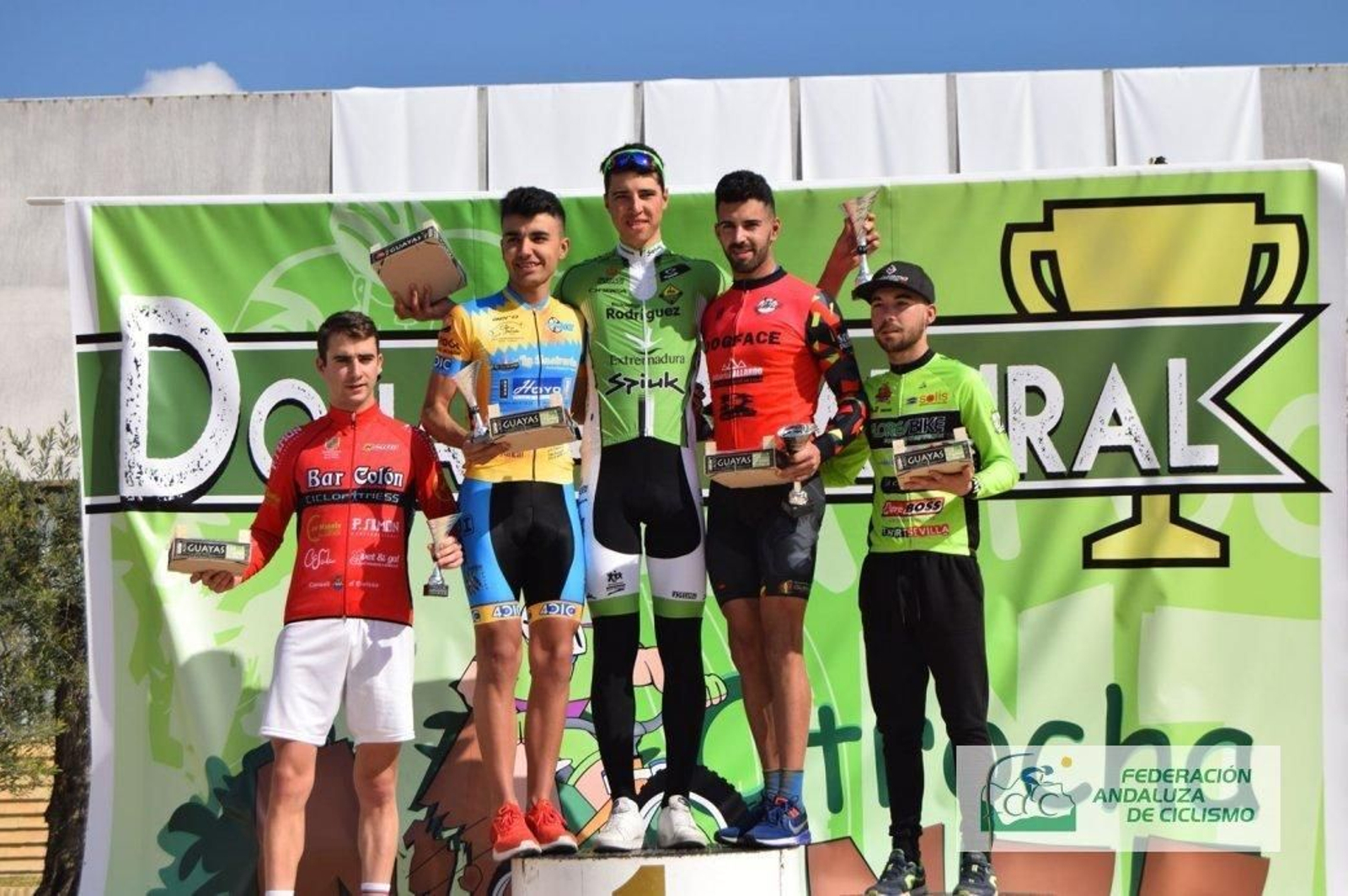 Podio de participantes en la prueba.