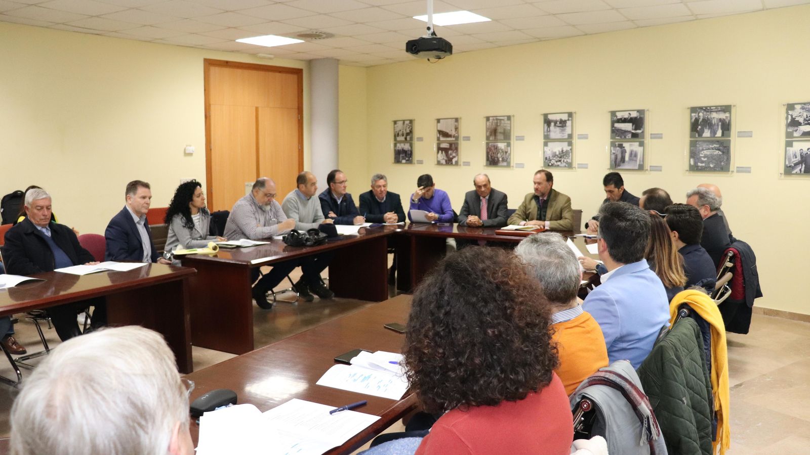 FOE, Cámara y sindicatos, reunidos con los colegios profesionales.