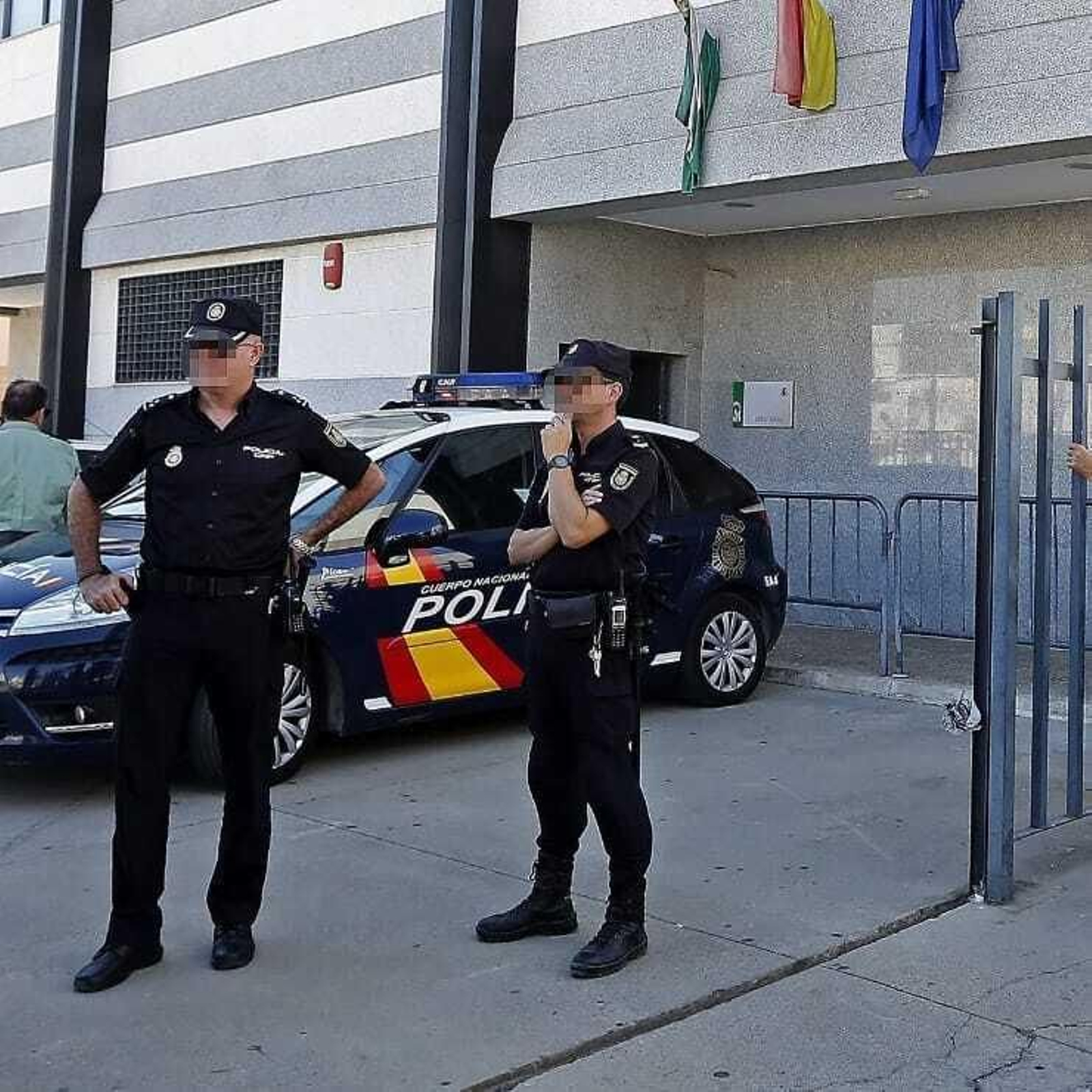 Policías nacionales en los juzgados de Coria del Río, en una imagen de archivo.