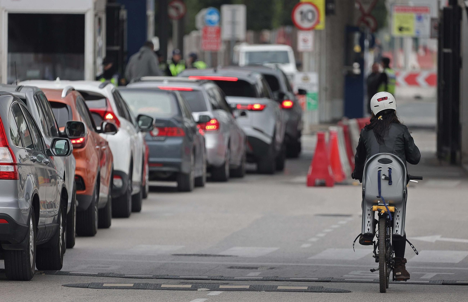 Fotos de las colas de vehículos originadas por el control y sellado de pasaportes en la Verja de Gibraltar