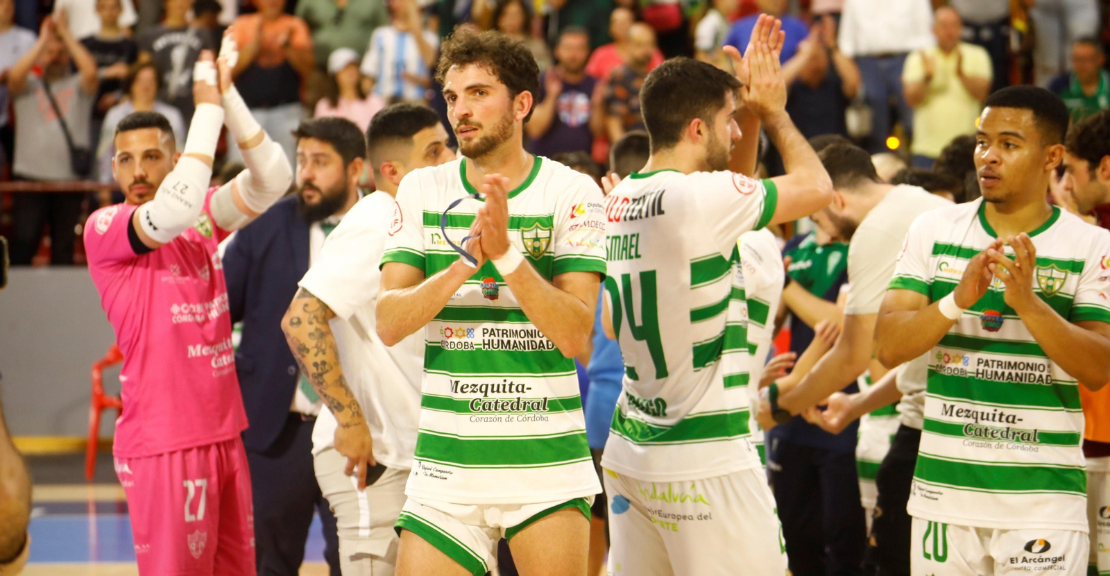 Los jugadores del Córdoba Futsal aplauden a sus aficionados en Vista Alegre.