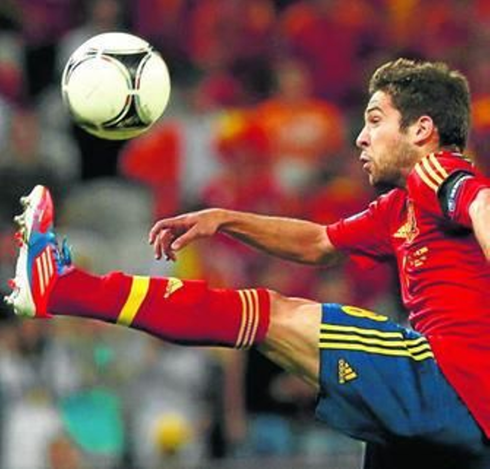Jordi Alba, tratando de controlar el balón en la semifinal de la Eurocopa frente a Portugal.