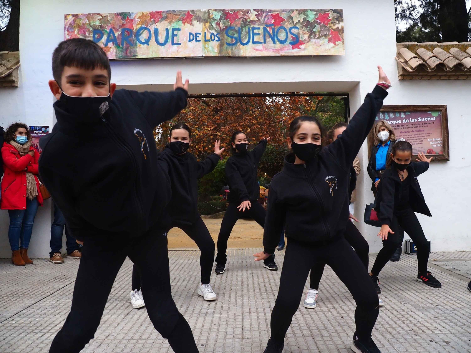 El parque fue inaugurado con una actuación del grupo local infantil de baile 'Danzarte'