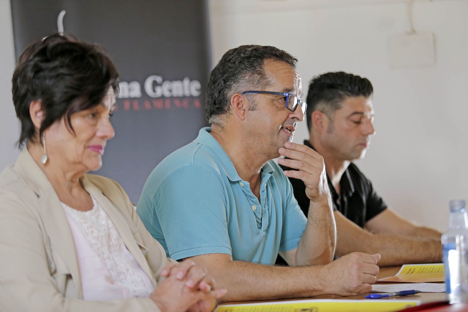 El nuevo presidente de la asociación, Manuel Flores, en el centro, ayer junto a Esperanza de los Ríos y Diego Bejarano.
