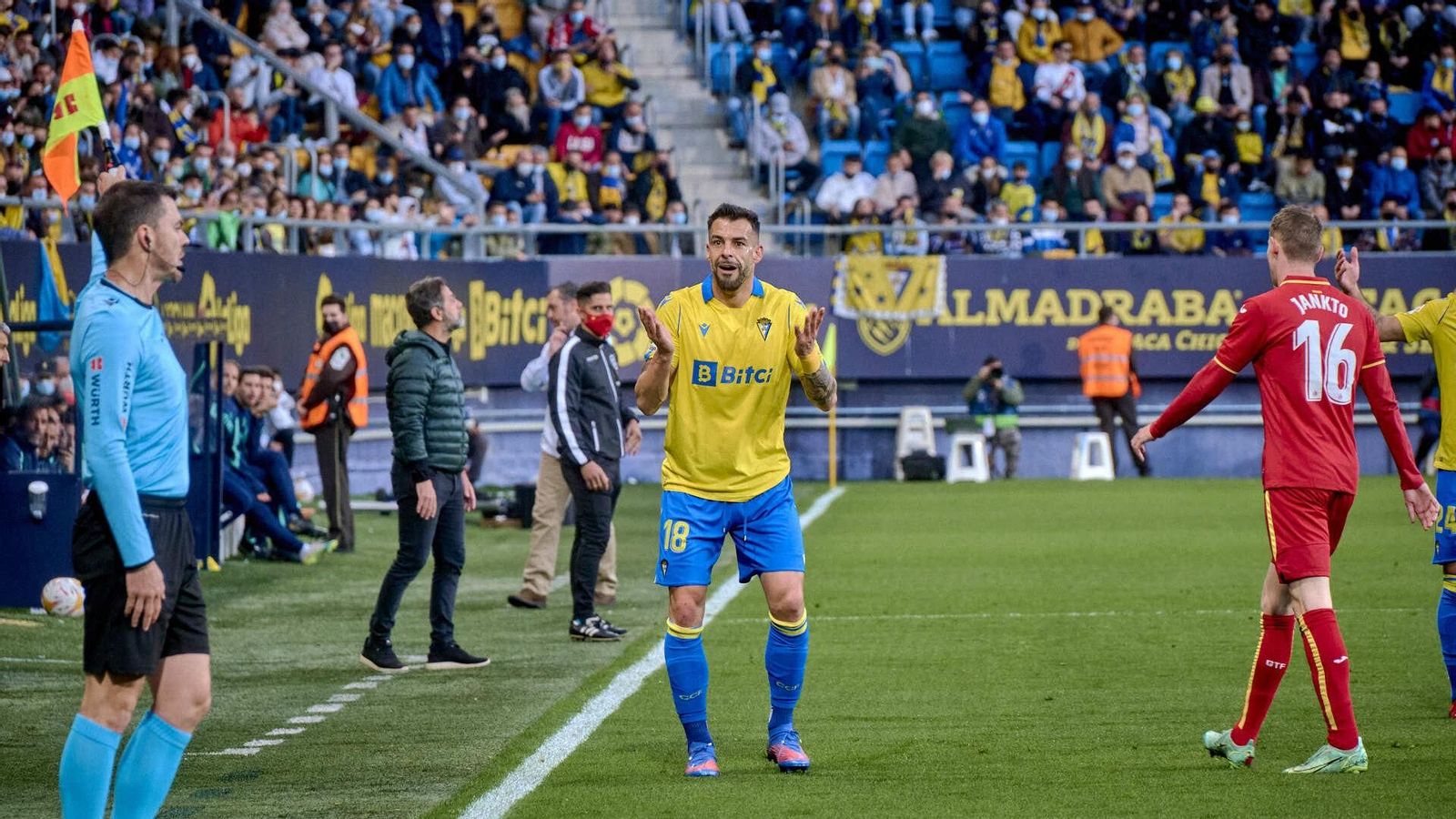 Partido de fútbol entre el Cádiz CF y el Getafe CF.