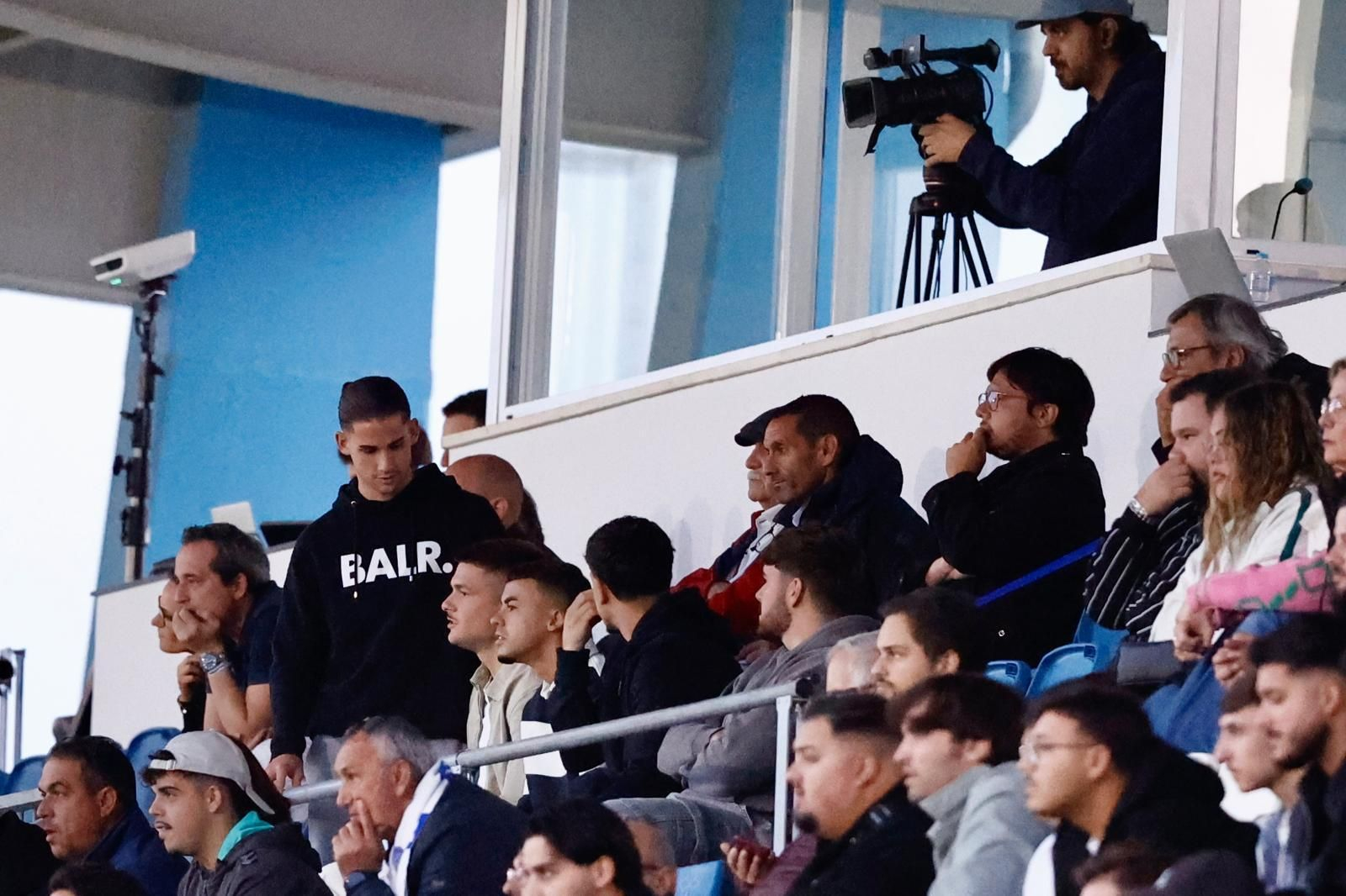 Loren Juarros, Kike Pérez y algunos jugadores, presentes en la primera victoria del Atlético Malagueño