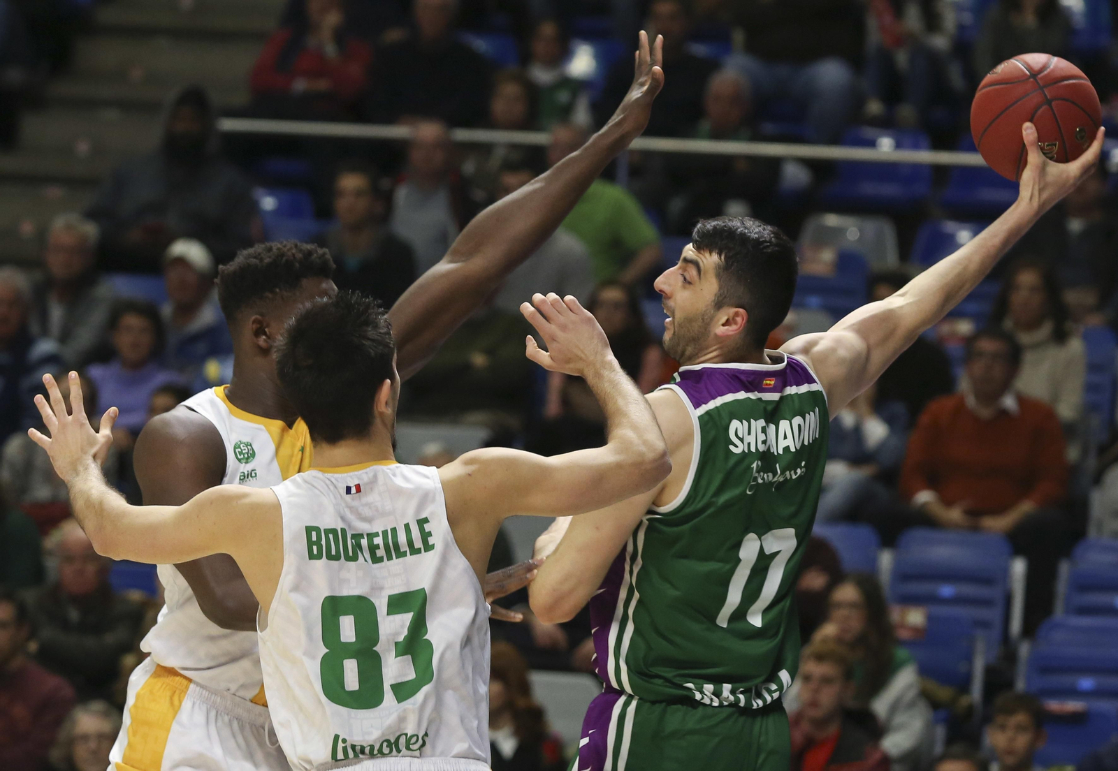 Shermadini sujeta el balón ante la oposición de dos rivales.