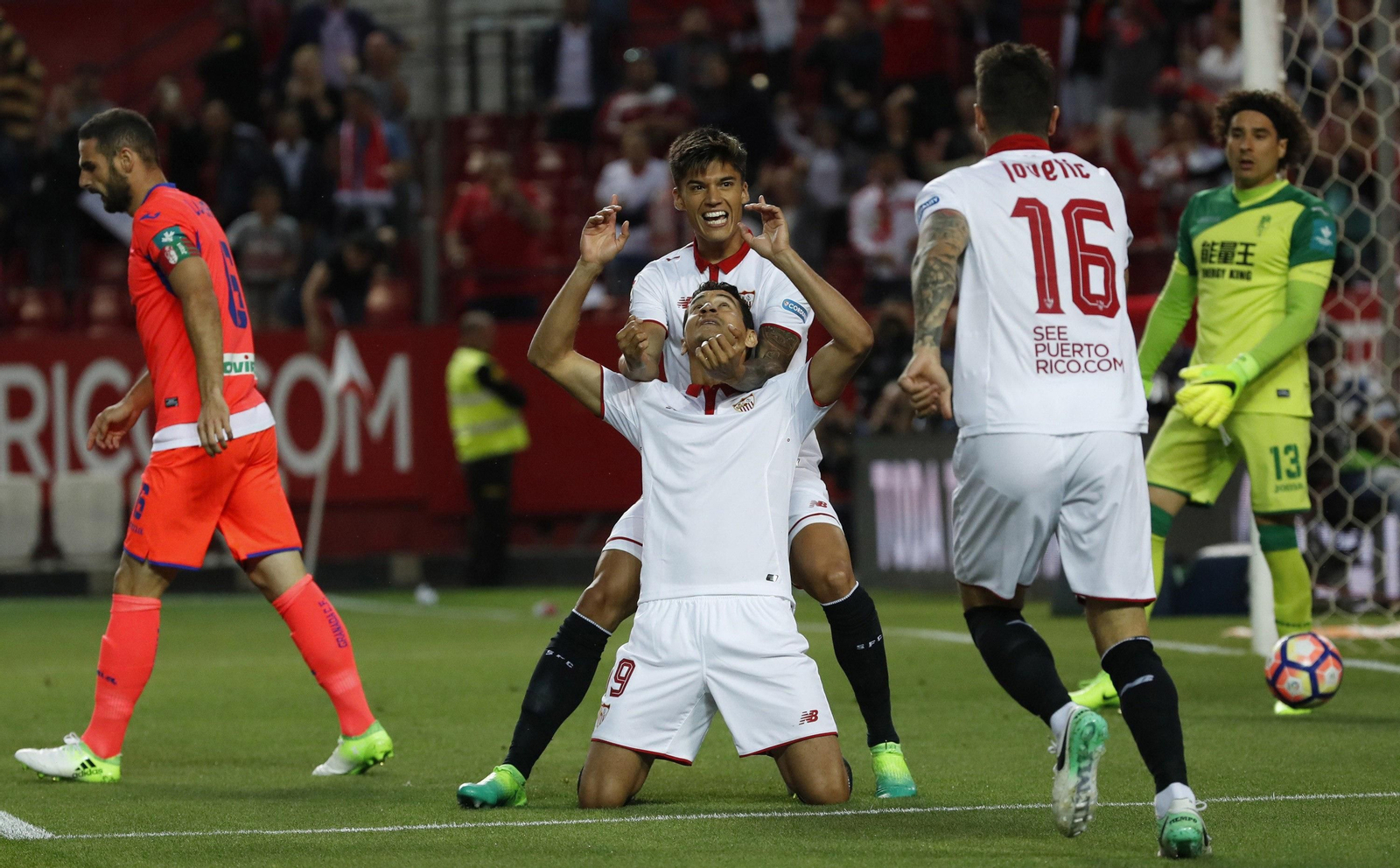 Ganso mira al cielo en señal de agradecimiento mientras Correa y Jovetic lo felicitan por su gol.