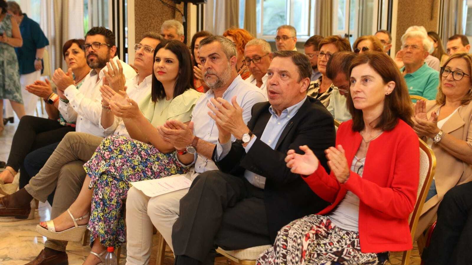 El ministro durante el acto celebrado en el Gran Hotel y acompañado por los miembros de la lista del PSOE por Almería para las elecciones de Andalucía del 19J.