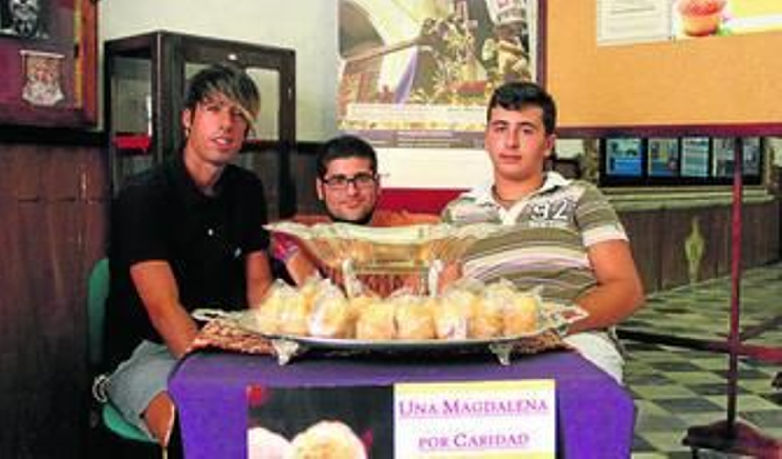 Tres de los jóvenes de la cofradía del Nazareno que participaron ayer en la campaña en Santa María.