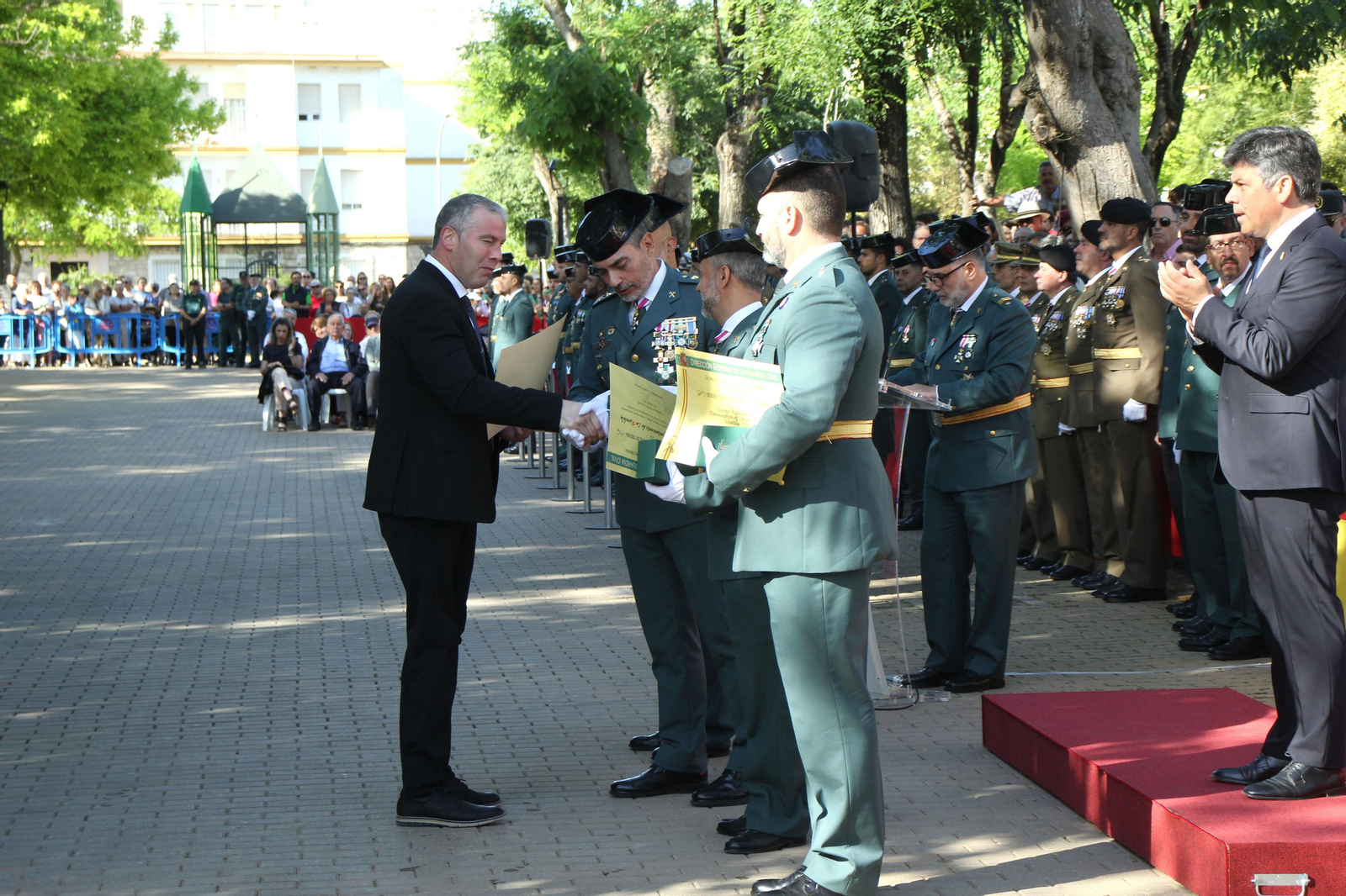 El gran desfile de la Guardia Civil en Montilla, en imágenes