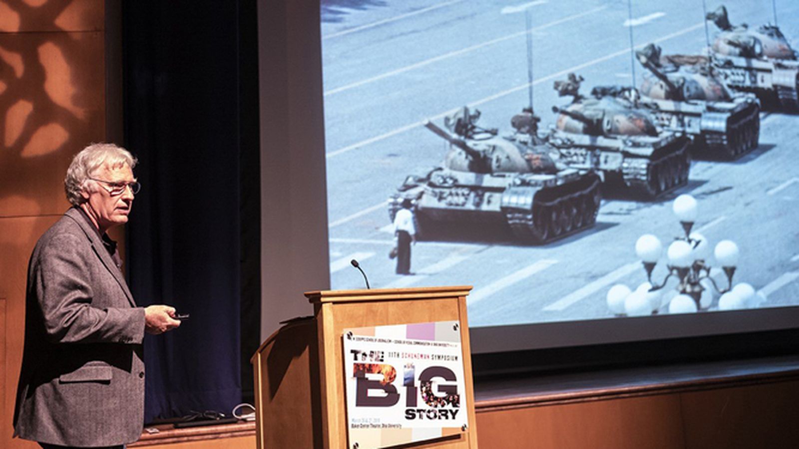 Jeff Widener, durante una conferencia sobre la foto del 'hombre del tanque'.