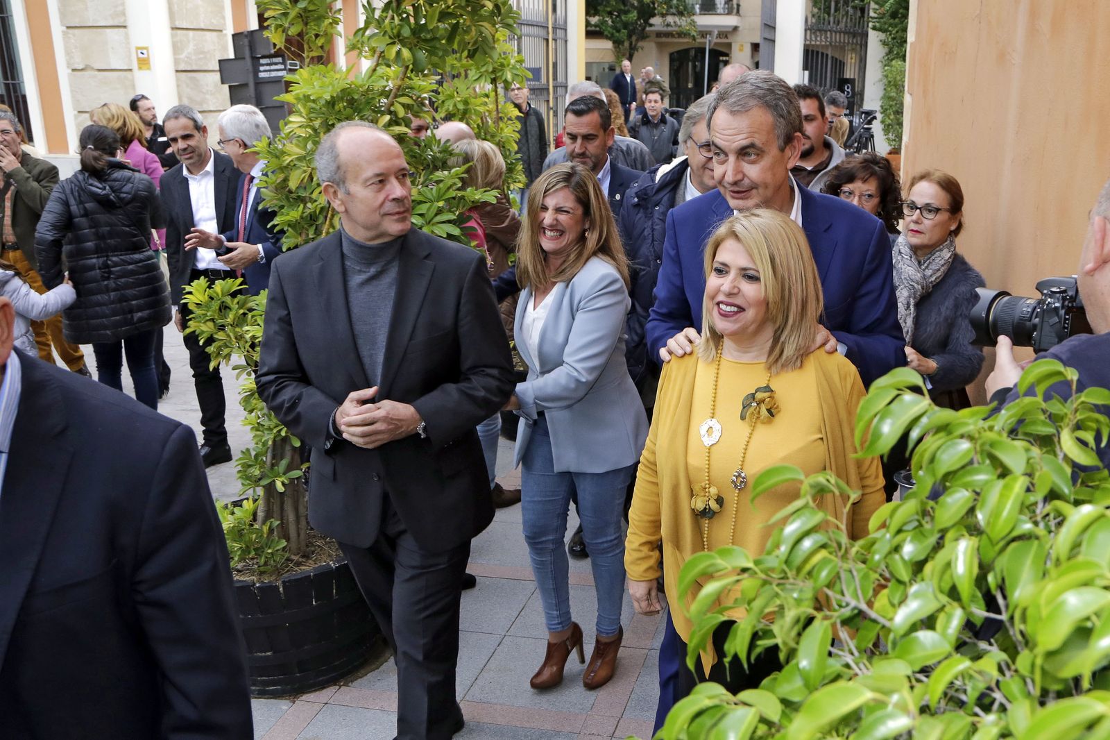 Rodríguez Zapatero junto a Mamen Sánchez a su llegada al acto.