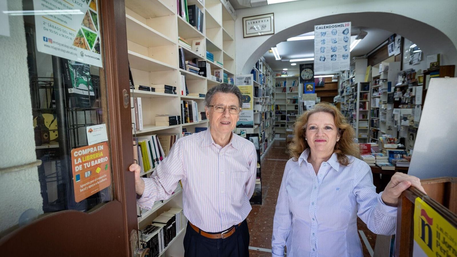 Juan Manuel y Mari, en la puerta de su librería de la plaza de Mina.