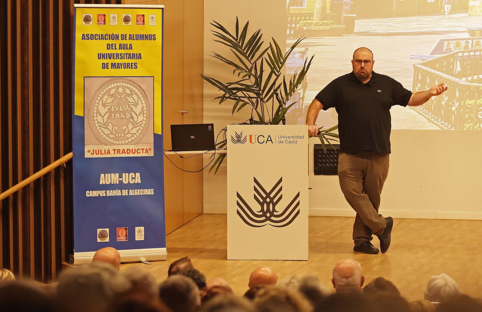 La clase magistral de Asier Unciti-Broceta en el Aula Universitaria de Mayores de la UCA, en imágenes