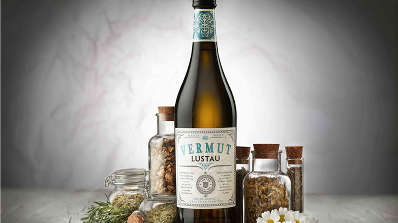 Botella de Vermut Lustau Blanco, elaborado a partir de vino fino y moscatel.