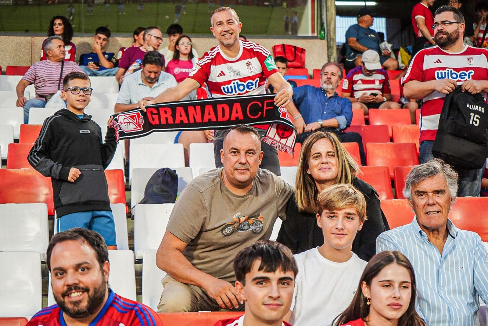 Encuéntrate en la grada de Los Cármenes en el Granada-Málaga