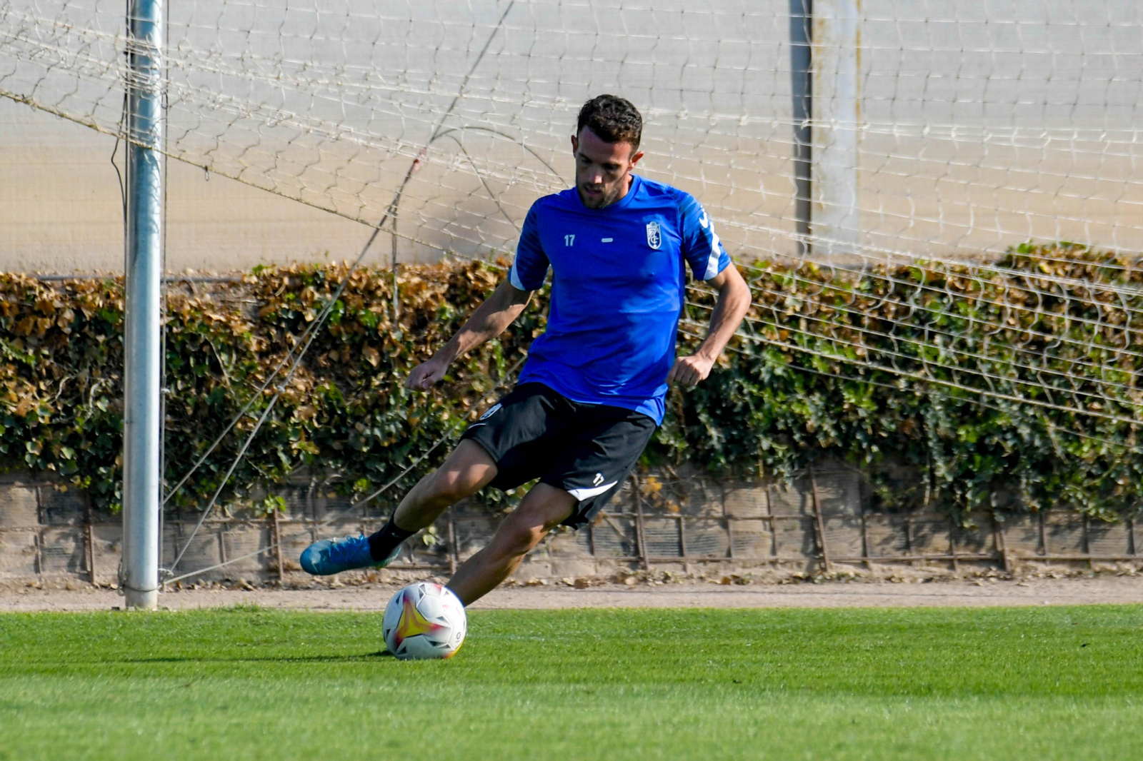 Quini conduce el balón en el entrenamiento de este miércoles