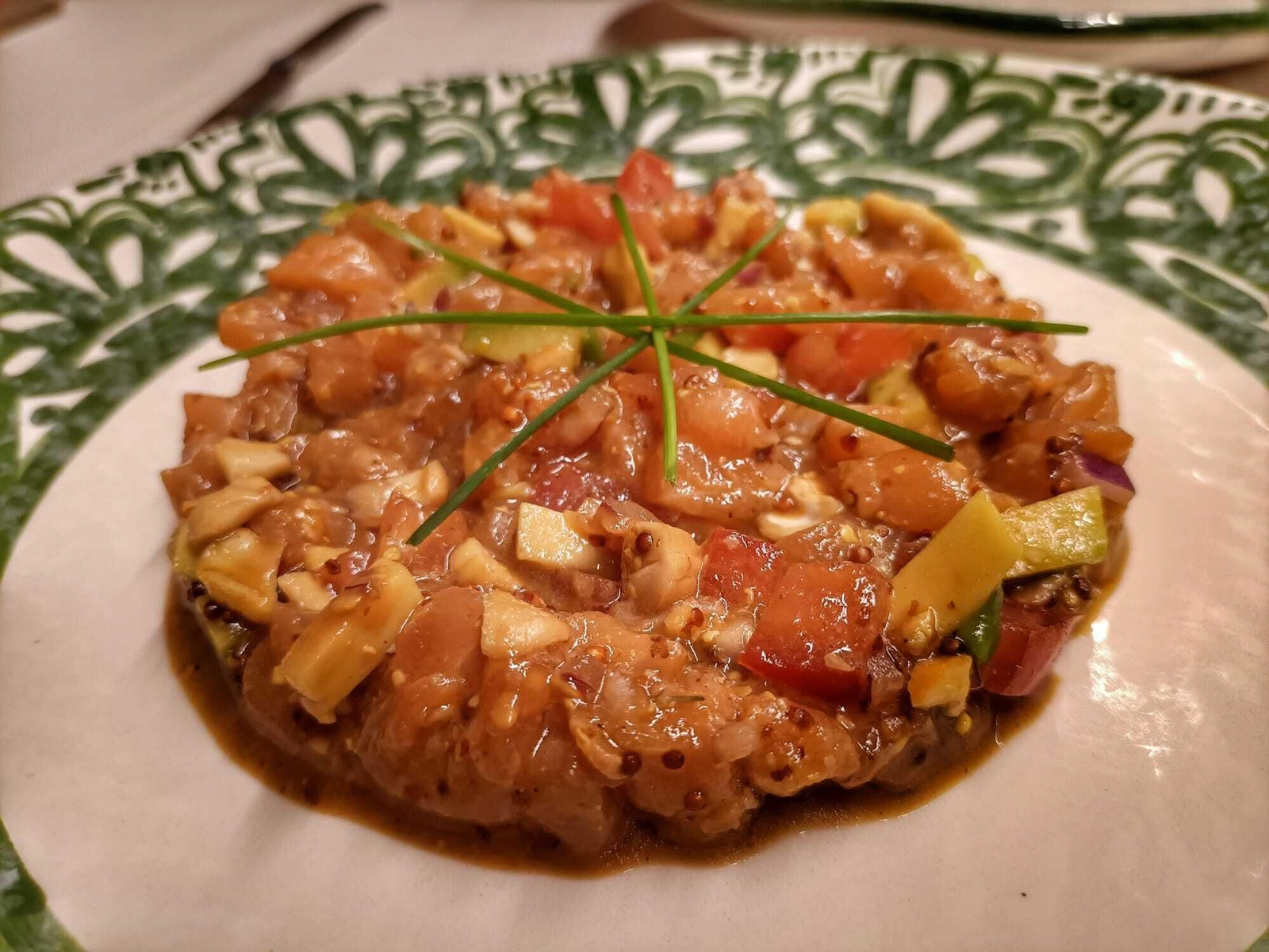 Tartar ahumado de salmón fresco Tartar de salmón
