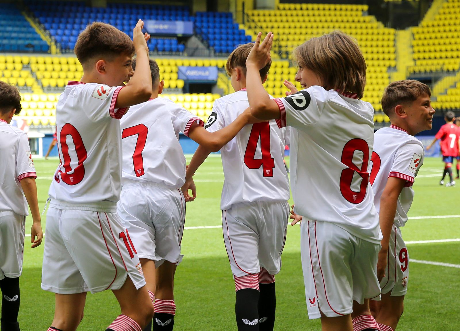 El Alevín del Sevilla celebrando un gol en LaLiga Futures