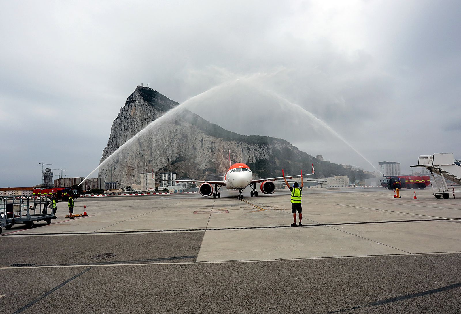 La llegada de un avión al aeropuerto de Gibraltar.