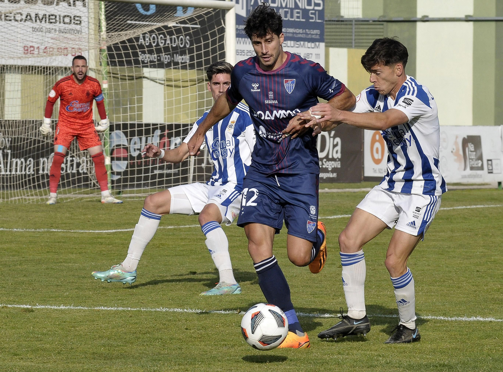 Imágenes del partido entre la Segoviana y el Recre en La Albuera
