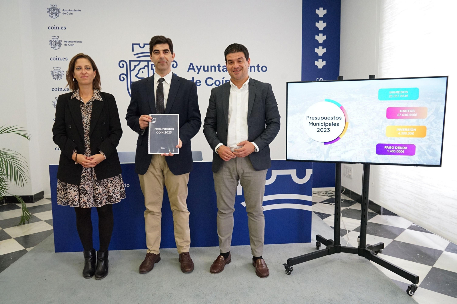 El alcalde de Coín, Francisco Santos, presenta los presupuestos del Ayuntamiento para 2023.