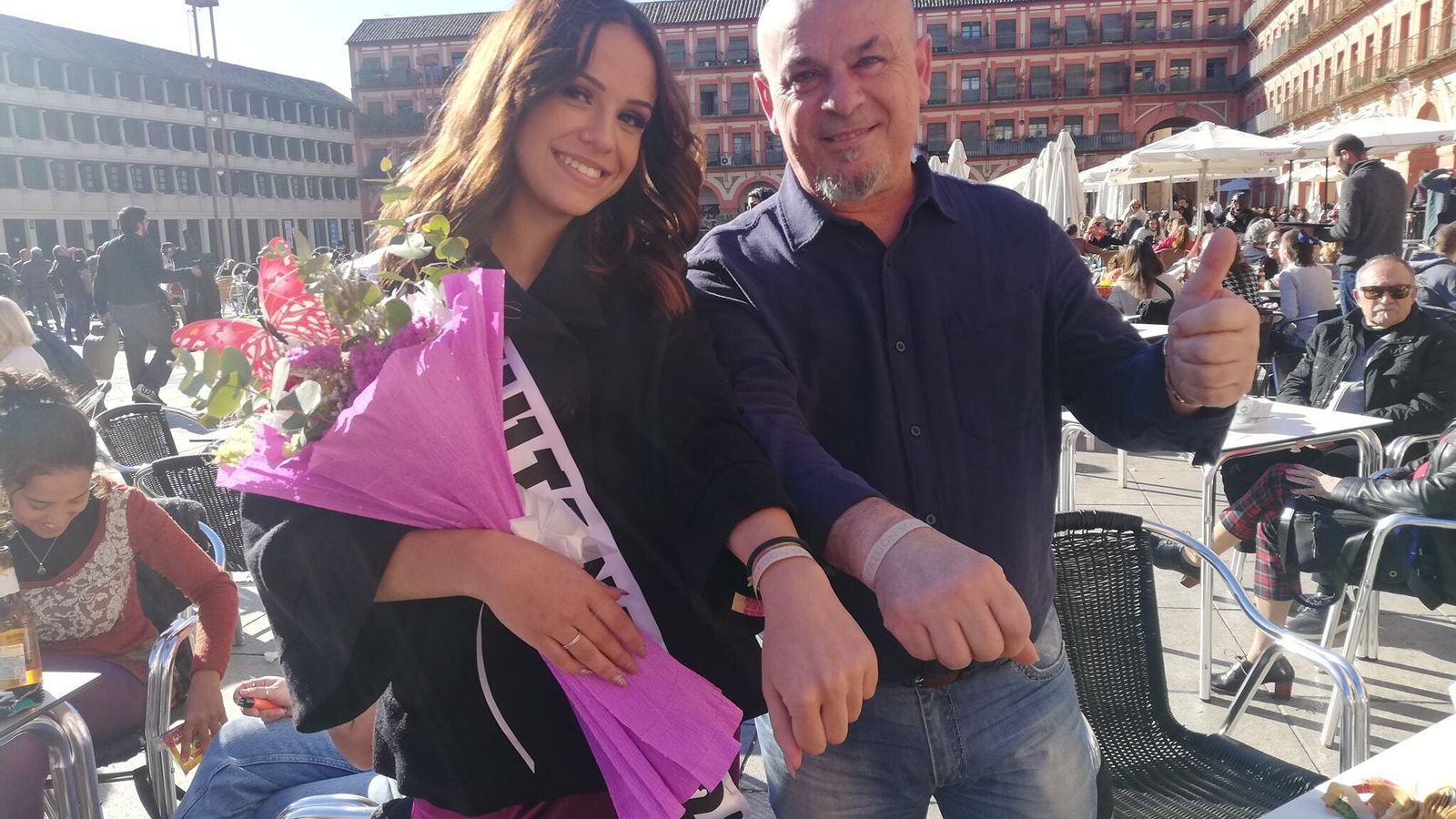 Pepín Carrillo y una de las sultanas del Carnaval de Córdoba 2023, con la pulsera solidaria.