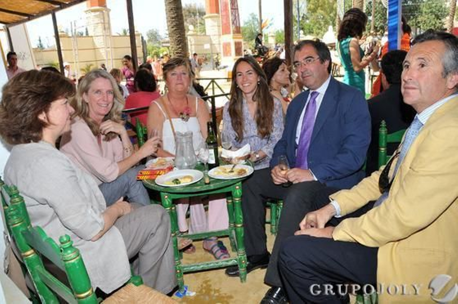 Victoria Domecq, Rocío Medina, Milagros Fartadez, Maribel Vergara, Luis Javier Díaz, presidente del Casino Jerezano; y Javier Soto, presidente de la Asociación Nacional de Patrones Profesionales de Recreo, en la caseta del Diario.

Foto: Manuel Aranda
