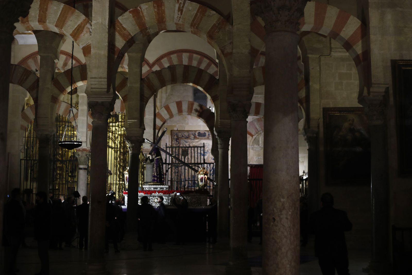 El vía crucis de las hermandades de Córdoba con el Señor del Calvario, en imágenes