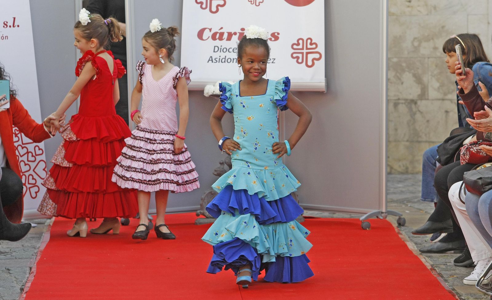 Desfile solidario de trajes de Flamenca para Cáritas