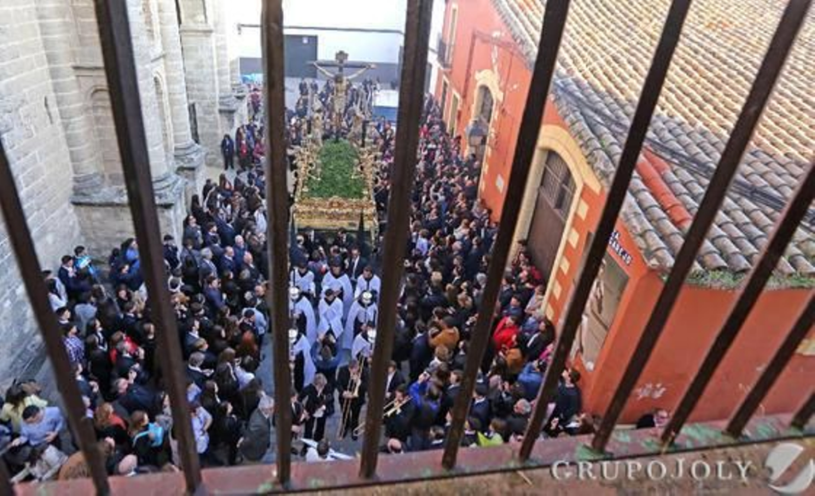 El paso de misterio de la Vera Cruz, en plena calle Melgarejo tras salir de San Juan de los Caballeros.  Foto: Miguel Angel Gonzalez