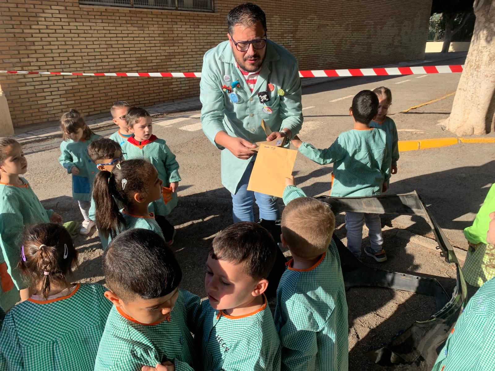 Alberto Padilla durante una de las actividades junto a sus pequeños.
