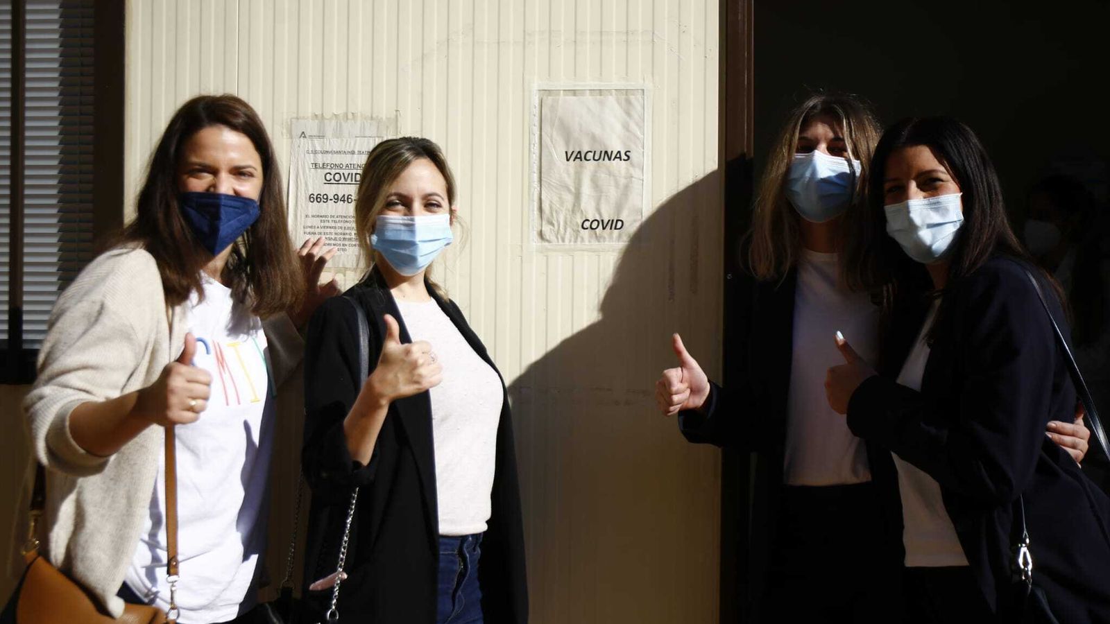 Isabel Serra, Dolores Ponce, Rocío Dugo y Rocío Ortiz, antes de vacunarse.