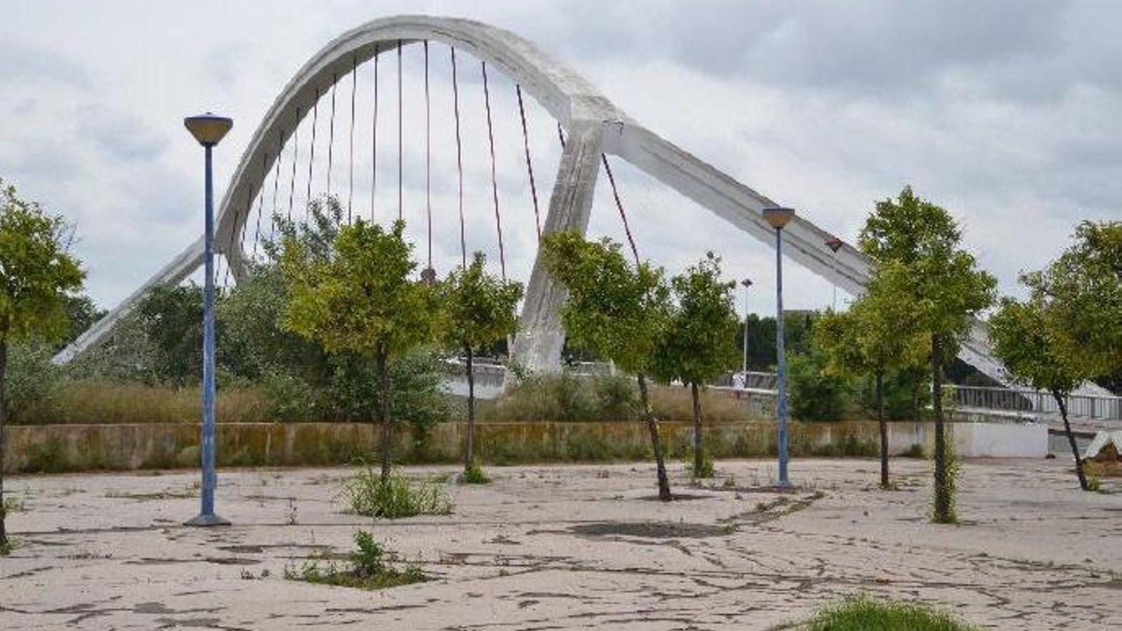 Una de las dos explanadas de Puerta Barqueta que debe remozarse.
