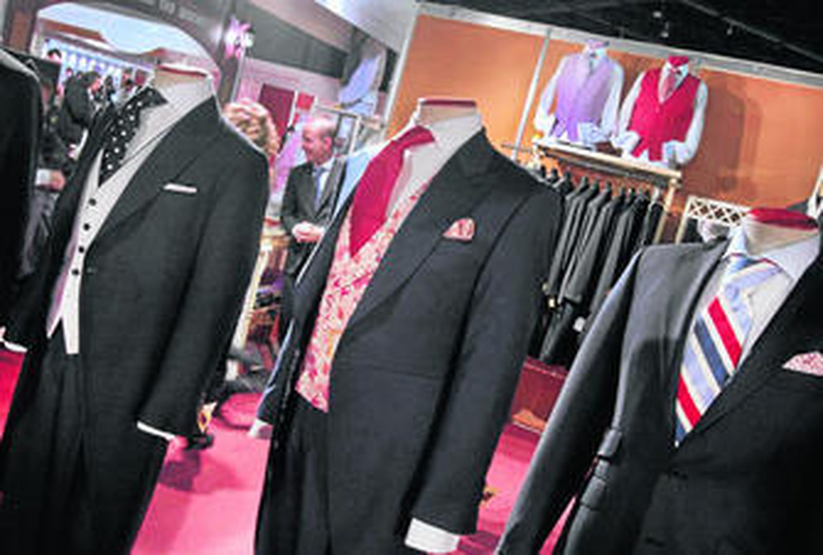 Uno de los 'stands' dedicado a la moda nupcial masculina en Sevilla de Boda.