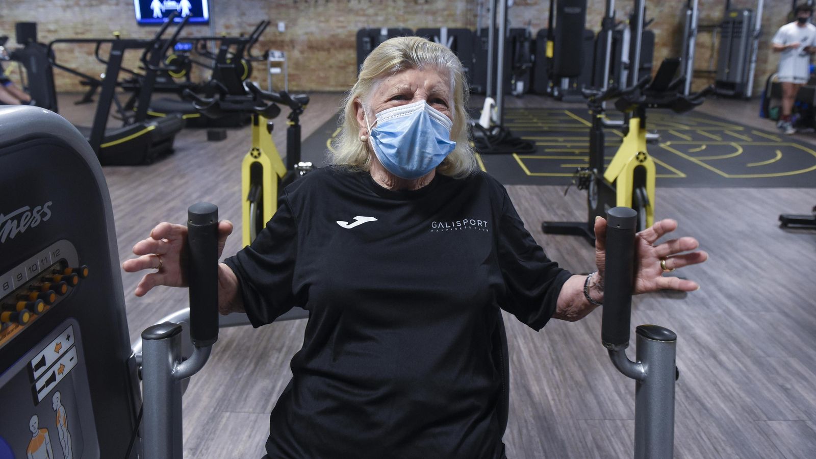 Ángela en una de las máquinas adaptadas para mayores.