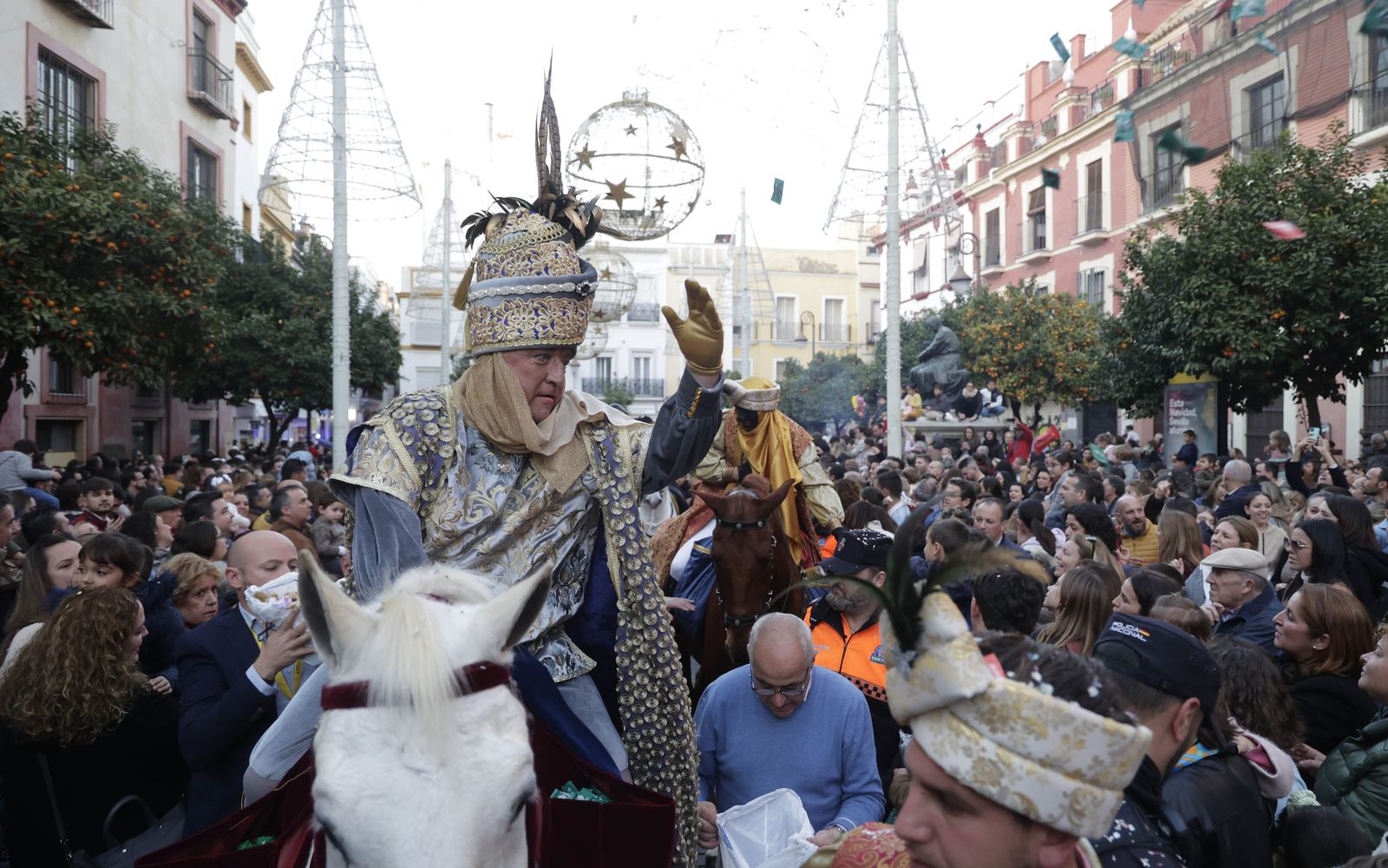 Las imágenes del Heraldo Real por las calles de Sevilla