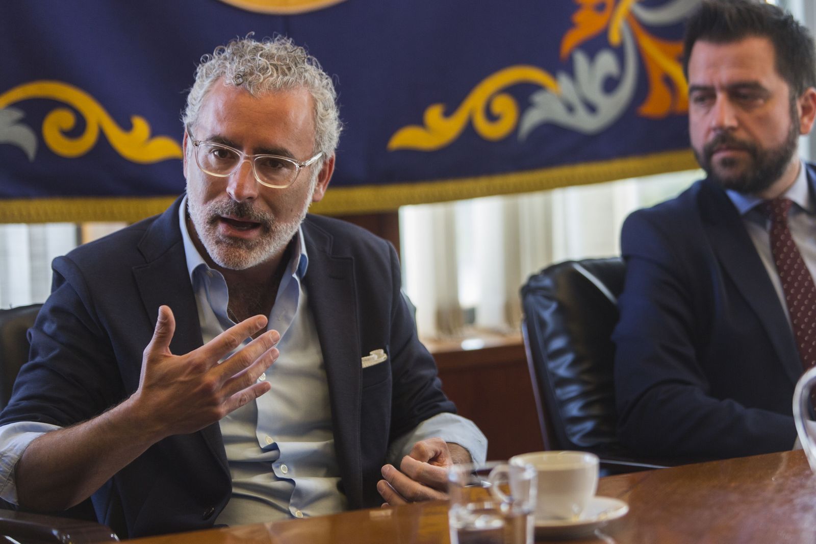 Agustín Moro explica el proyecto junto a Fran González.