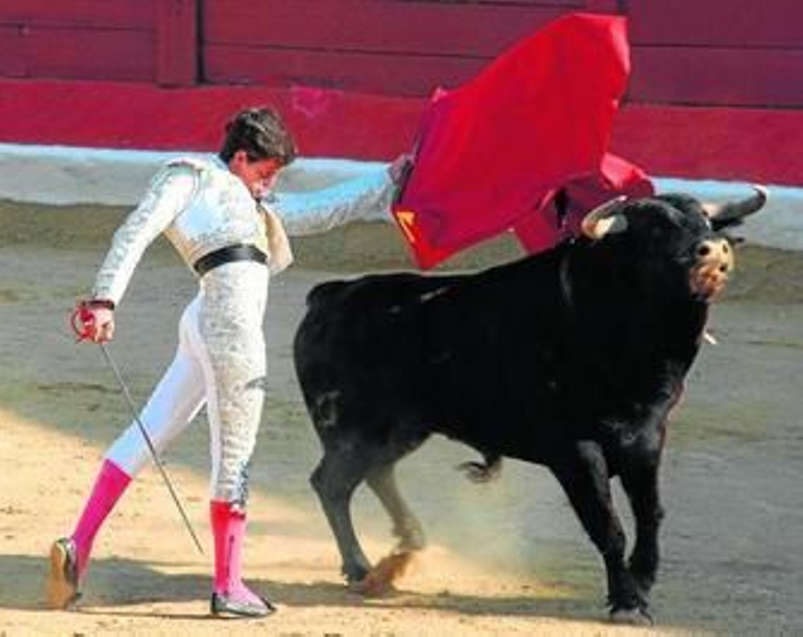 Un pase de pecho de David Galván ante su primero, tercero de la suelta.