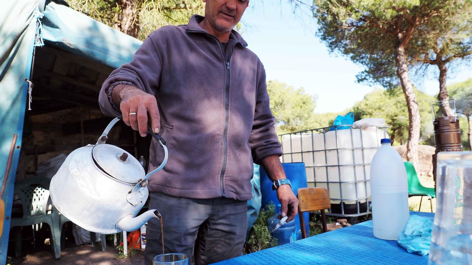 Durante la cocción del boliche el carbonero tiene que estar junto a él las 24 horas del día