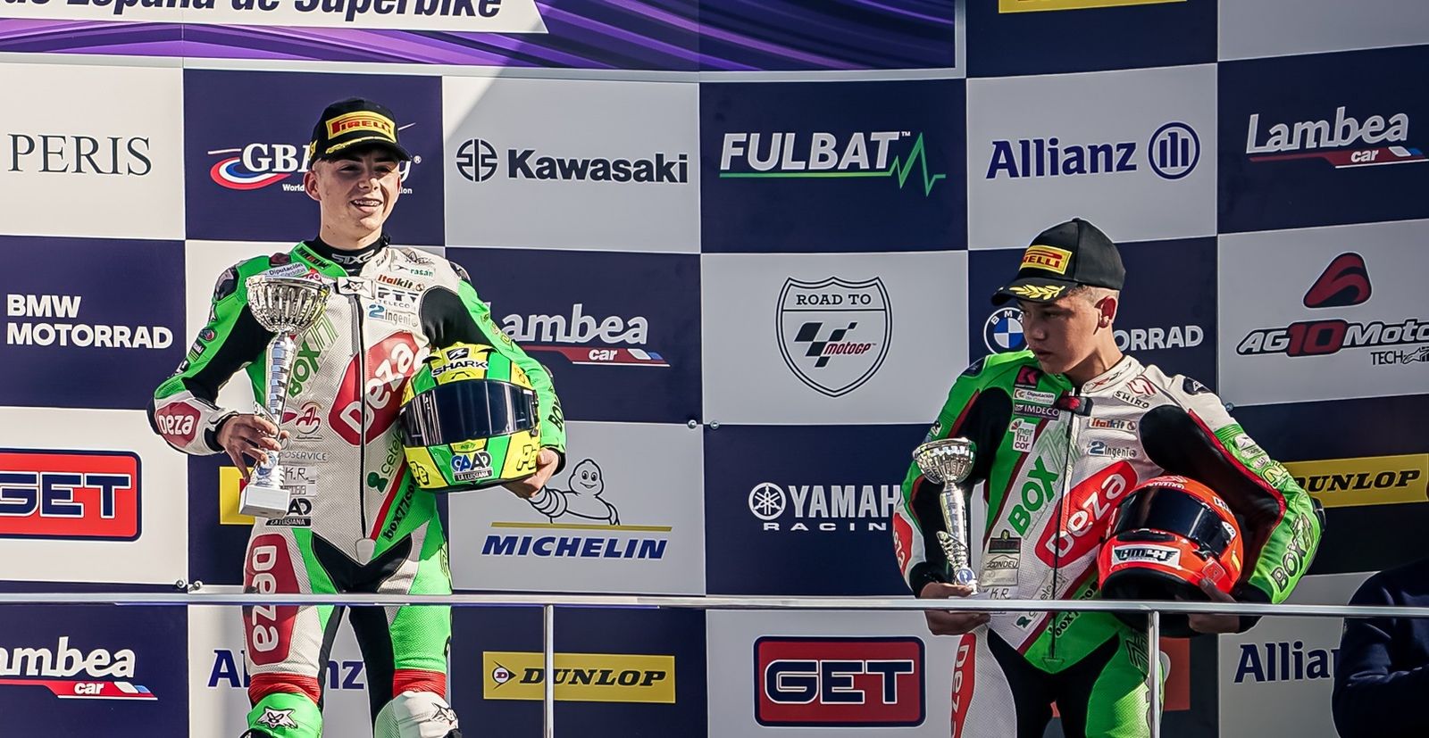 Pepe Osuna y Antonio Torres, en el podio de SBK Júnior.