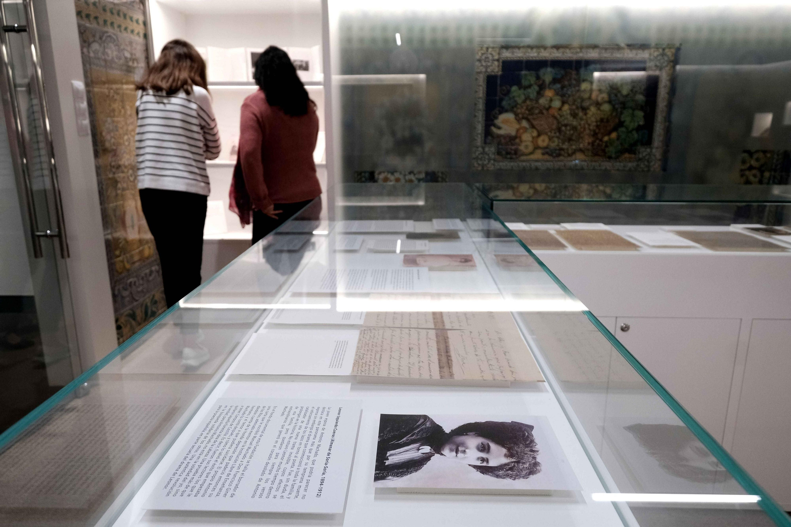 Una imagen de la exposición. En una de las vitrinas, una imagen de Leonor.