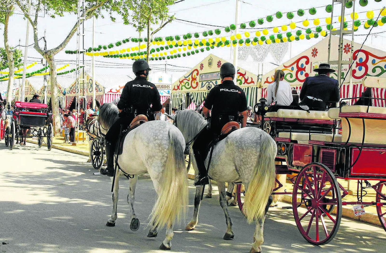 Dos agentes patrullan las calles del real.