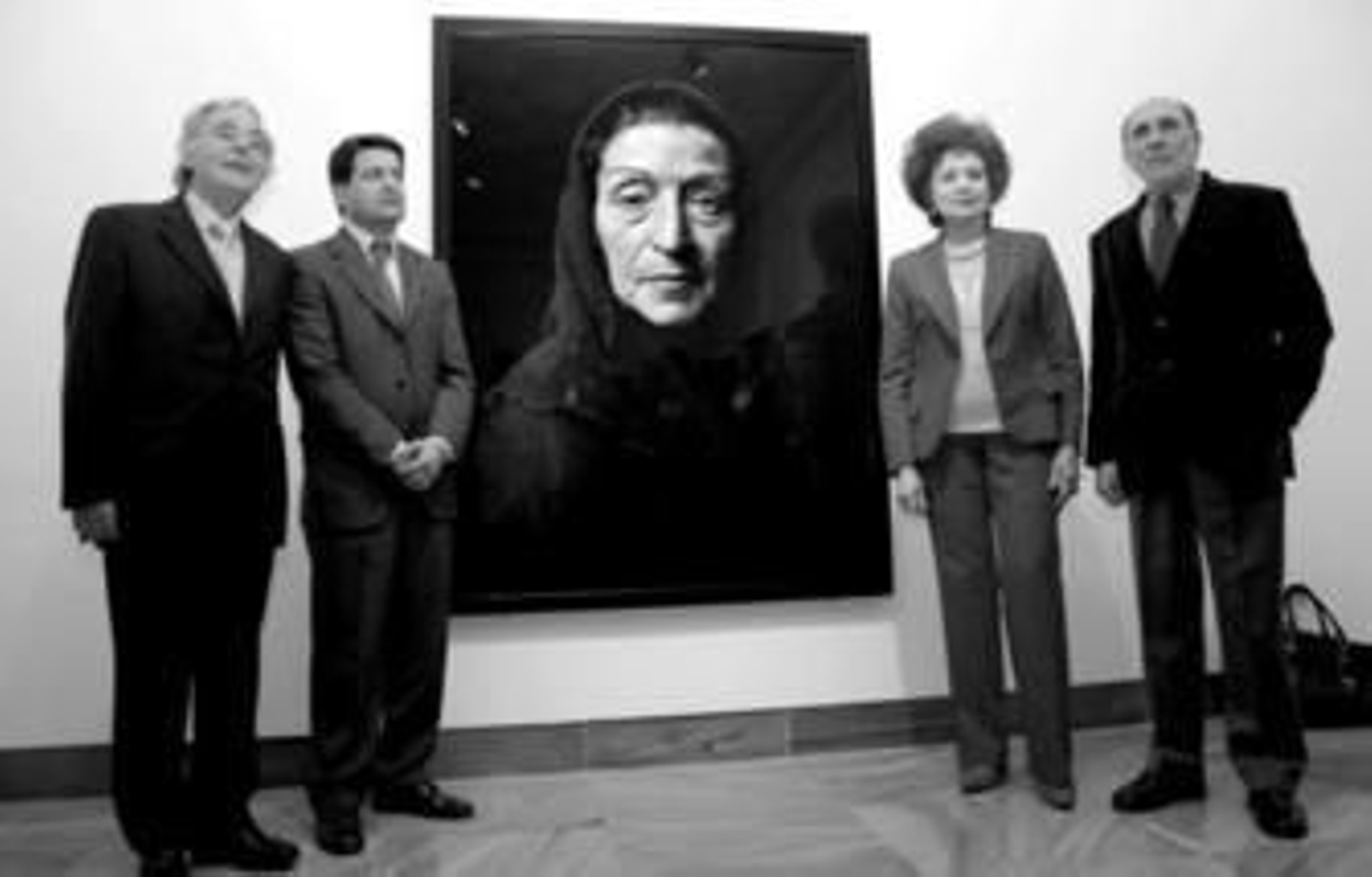 José Luis Ruiz, Juan Serrato, Juana de Aizpuru y Juan José Oña ante una fotografía de Pierre Gonnord.