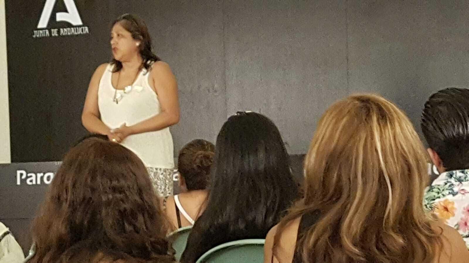 La presidenta de la asociación de vecinos de Los Milagros, Roxana Cavero, presentó a la autora del filme.